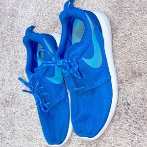 Nike Women's Rosherun Dark Electric Blue/Clearwater-White Size 7.5